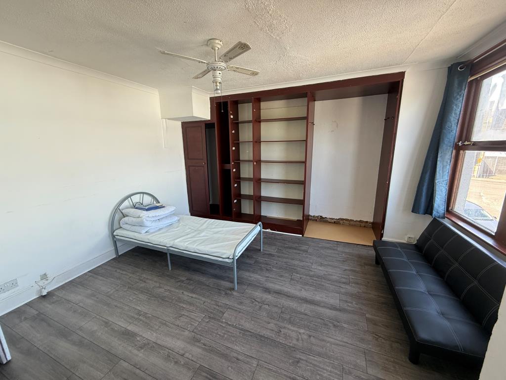 Lot: 121 - SIX-BEDROOM FORMER HMO - Bedroom